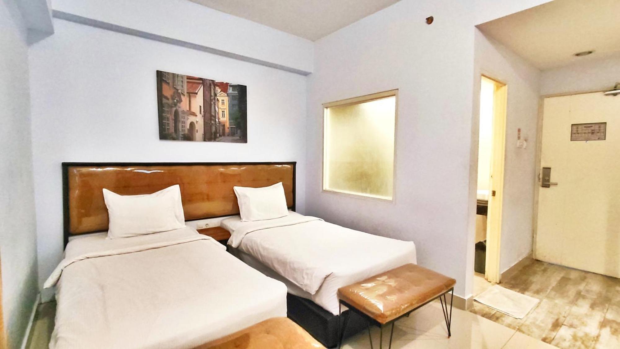 Votel Hotel Charis Tuban Tuban  Exteriör bild