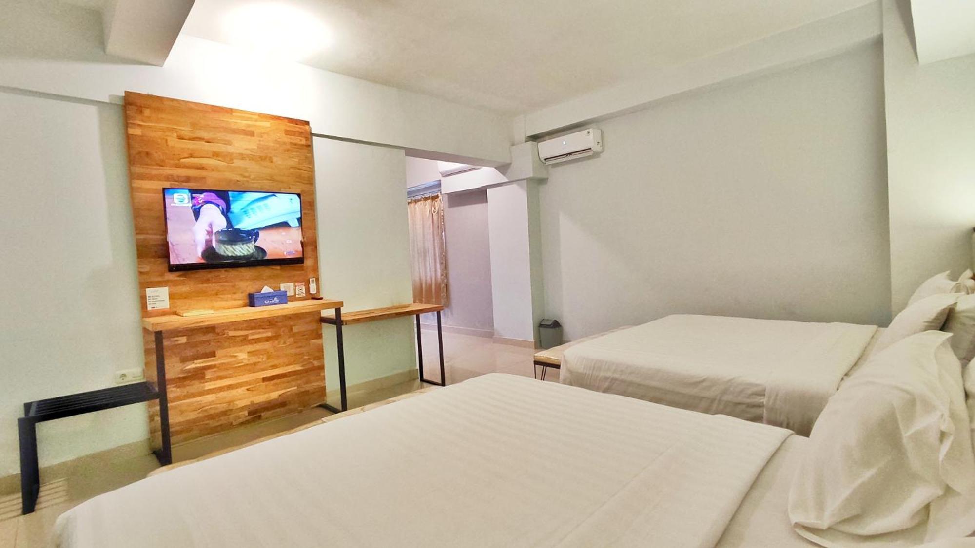 Votel Hotel Charis Tuban Tuban  Exteriör bild